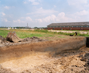 843670 Afbeelding van een proefsleuf bij een archeologische opgraving in het oosten van de nieuwbouwwijk Leidsche Rijn ...
